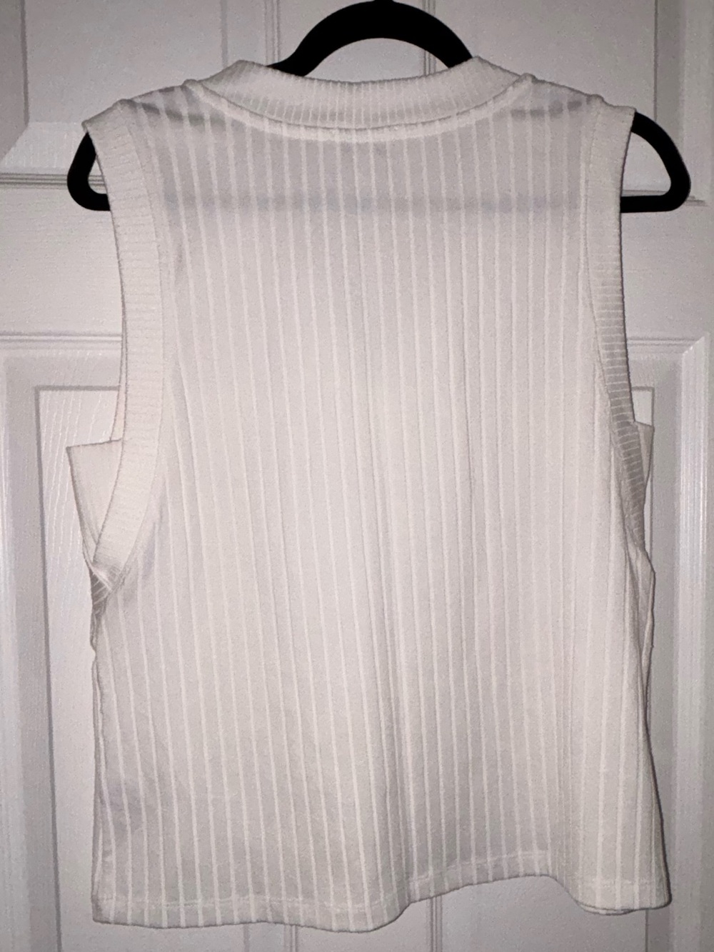 Evereve White Ribbed Knit Sleeveless V‑Neck Top - Picture 2 of 3